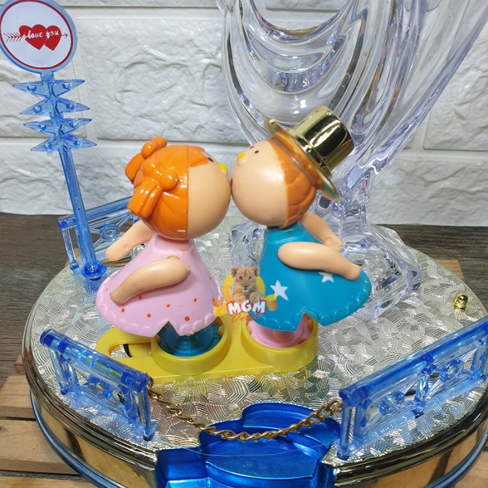 Pajangan Kiss Baby Artist dengan lampu dan berputar kissing baby - Image 3